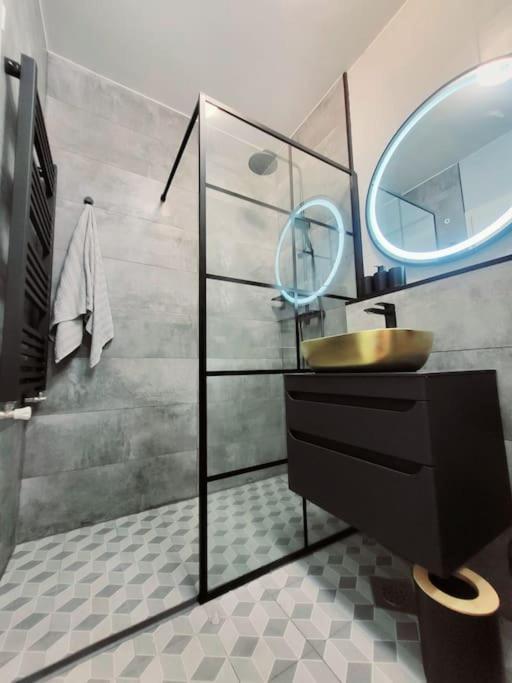 Urban Oasis: Stylish Retreat Apartma