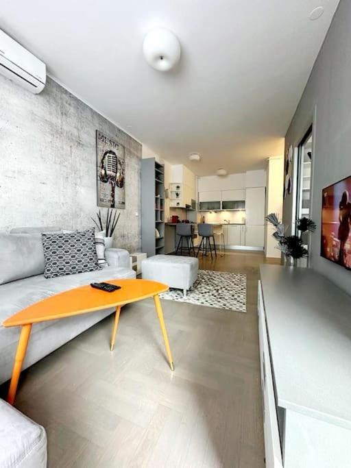 Apartment Urban Oasis: Stylish Retreat *