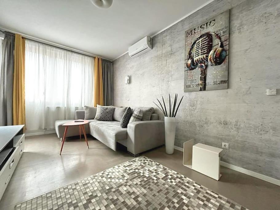 Apartment Urban Oasis: Stylish Retreat