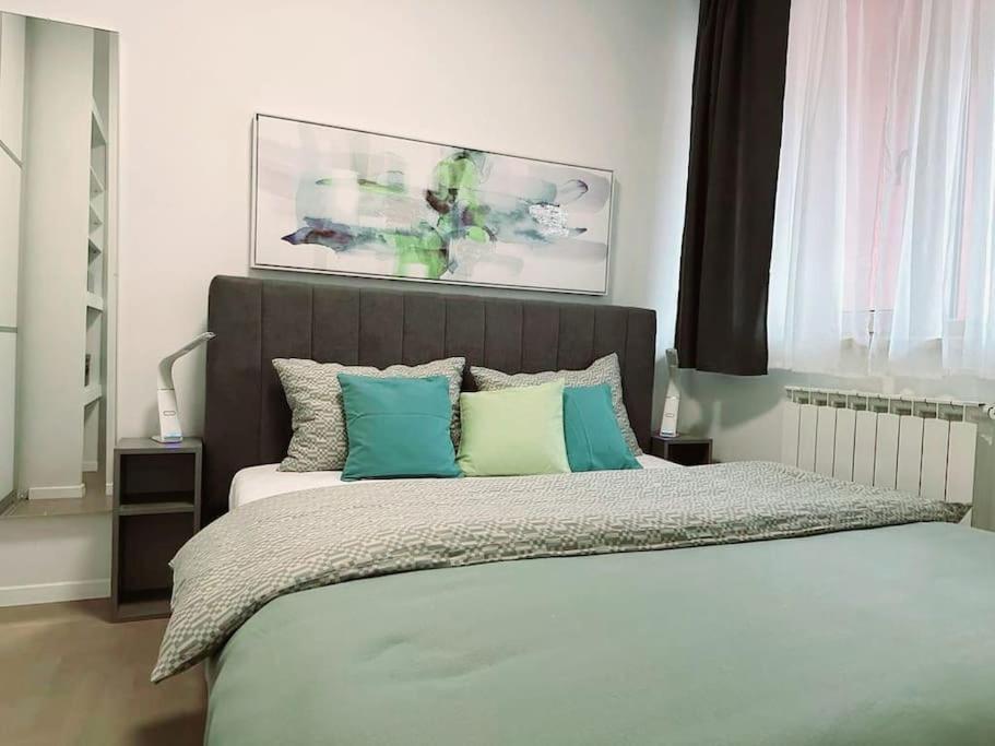 Urban Oasis: Stylish Retreat Apartma