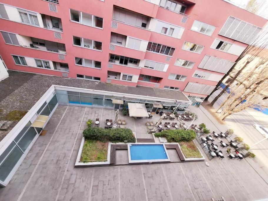 Urban Oasis: Stylish Retreat Apartment *
